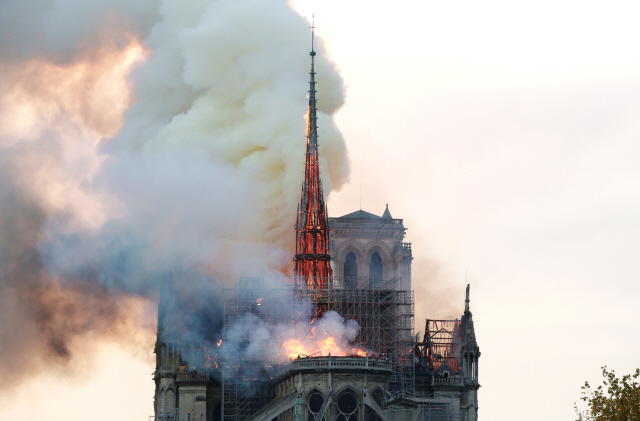 ▲ Smoke billows as fire engulfs the spire of Notre Dame Cathedral in Paris, France April 15, 2019. REUTERS/Benoit Tessier     TPX IMAGES OF THE DAY&#10;&#10;&#10;&#10;<All rights reserved by Yonhap News Agency>