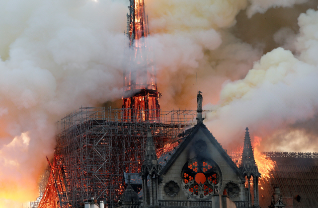 ▲ Smoke billows as fire engulfs the spire of Notre Dame Cathedral in Paris, France April 15, 2019. REUTERS/Benoit Tessier&#10;<All rights reserved by Yonhap News Agency>