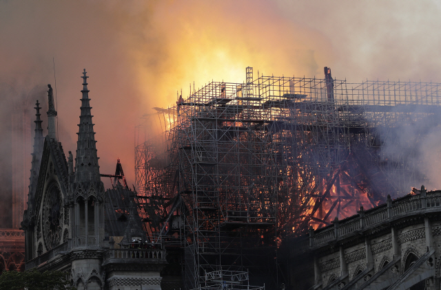 ▲ epa07509074 Flames on the roof of the Notre-Dame Cathedral in Paris, France, 15 April 2019. A fire started in the late afternoon in one of the most visited monuments of the French capital.  EPA/IAN LANGSDON&#10;&#10;&#10;&#10;<All rights reserved by Yonhap News Agency>
