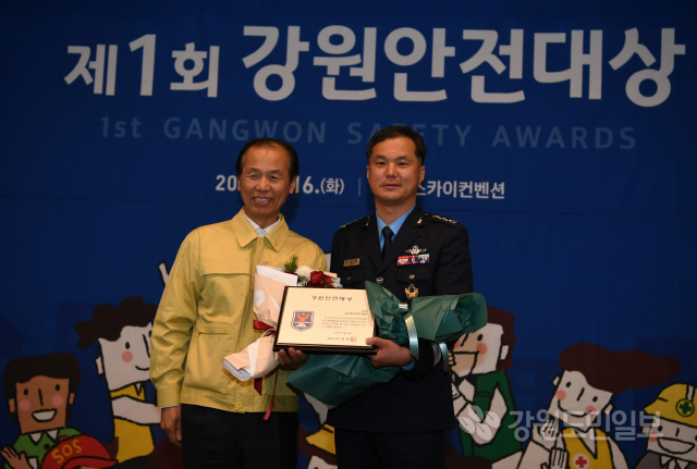 ▲ 공군 제18전투비행단은 16일 춘천 스카이컨벤션에서 개최된 ‘제1회 강원안전대상’에서 대상을 수상했다.