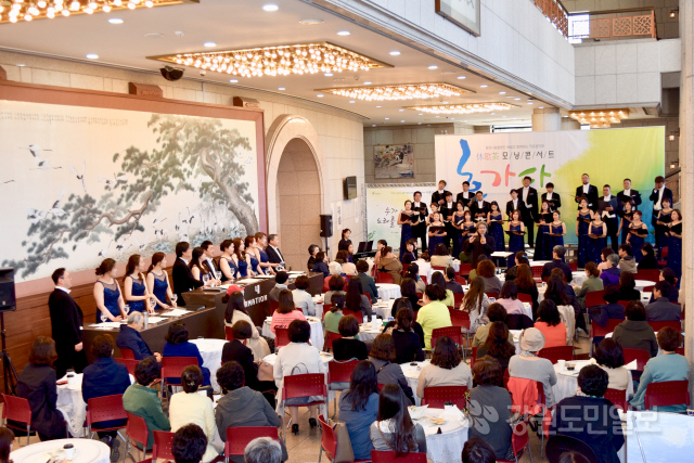 ▲ ‘모닝콘서트 휴休 가歌 다茶’ 시리즈가 17일 춘천문화예술회관 로비에서 150여명이 참석한 가운데 열렸다.
