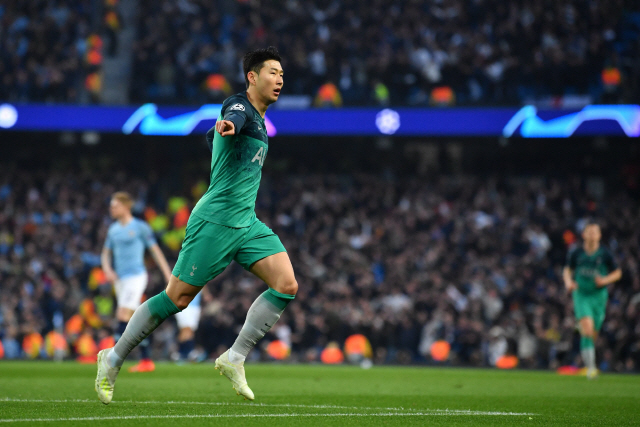 ▲ Tottenham Hotspur&lsquo;s South Korean striker Son Heung-Min  celebrates after he scores the team&rsquo;s second goal during the UEFA Champions League quarter final second leg football match between Manchester City and Tottenham Hotspur at the Etihad Stadium in Manchester, north west England on April 17, 2019. (Photo by Ben STANSALL / AFP)



&lt;All rights reserved by Yonhap News Agency&gt;