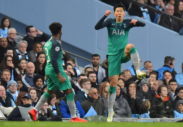 ▲ Tottenham Hotspur‘s South Korean striker Son Heung-Min (R) celebrates scoring the opening goal during the UEFA Champions League quarter final second leg football match between Manchester City and Tottenham Hotspur at the Etihad Stadium in Manchester, north west England on April 17, 2019. (Photo by Anthony Devlin / AFP)