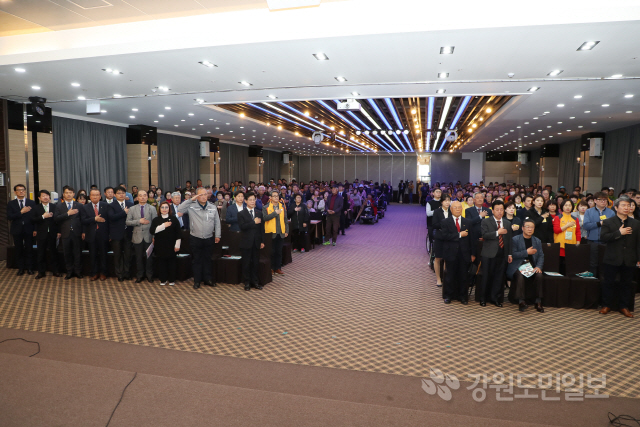 ▲ 강릉시는 18일 남항진 세인트 컨벤션에서 ‘포용으로 꽃피는 따뜻한 동행’이라는 슬로건으로 제39회 장애인의 날 기념식을 개최했다.