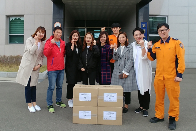 ▲ 인천시 연수구 새늘 1,2기 가족봉사단은 18일 고성소방서를 방문,도라지배즙 4박스를 전달했다.