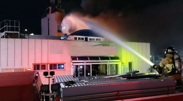 ▲ 18일 오전 1시 53분쯤 속초시 대포동의 한 시장 건물 옥상에서 화재가 발생해 지붕 일부를 태우고 꺼졌다.