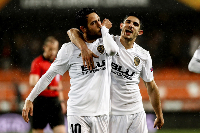 ▲ epa07514779 Valencia CF&lsquo;s midfielder Dani Parejo (L) celebrates with his teammate Goncalo Guedes (R) after scoring the 2-0 during the UEFA Europa League quarterfinal second leg soccer match between Valencia CF and Villarreal CF at Mestalla stadium, in Valencia, Spain, 18 April 2019.  EPA/BIEL ALINO