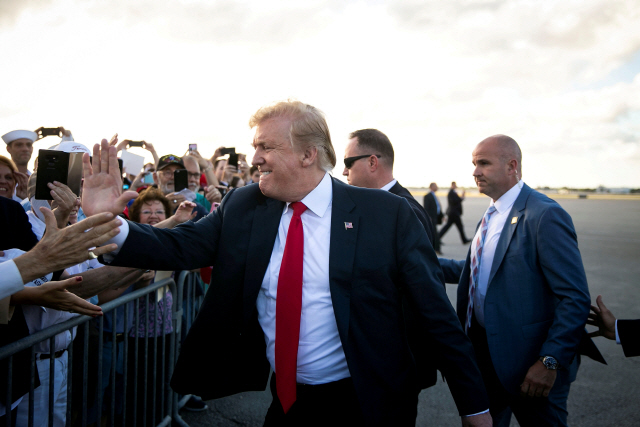 ▲ U.S. President Donald Trump greets supporters on the tarmac at Palm Beach International Airport, as he arrives to spend Easter weekend at his Mar-a-Lago club, in West Palm Beach, Florida, U.S., April 18, 2019. REUTERS/Al Drago     TPX IMAGES OF THE DAY    <All rights reserved by Yonhap News Agency>