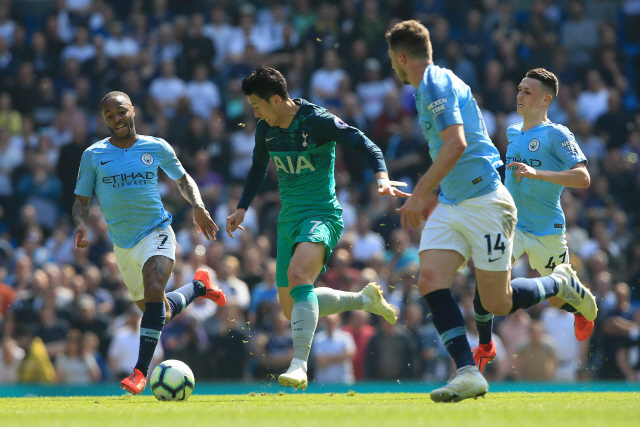 ▲ Tottenham Hotspur&lsquo;s South Korean striker Son Heung-Min (C) vies with Manchester City&rsquo;s English midfielder Raheem Sterling (L) and Manchester City&lsquo;s French defender Aymeric Laporte during the English Premier League football match between Manchester City and Tottenham Hotspur at the Etihad Stadium in Manchester, north west England, on April 20, 2019. (Photo by Lindsey PARNABY / AFP) / RESTRICTED TO EDITORIAL USE. No use with unauthorized audio, video, data, fixture lists, club/league logos or &rsquo;live&lsquo; services. Online in-match use limited to 120 images. An additional 40 images may be used in extra time. No video emulation. Social media in-match use limited to 120 images. An additional 40 images may be used in extra time. No use in betting publications, games or single club/league/player publications. /



&lt;All rights reserved by Yonhap News Agency&gt;