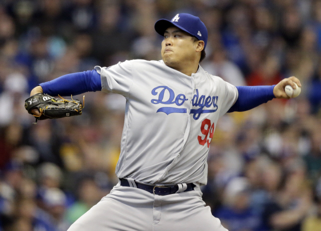 ▲ Los Angeles Dodgers starting pitcher Hyun-Jin Ryu throws to the Milwaukee Brewers during the first inning of a baseball game Saturday, April 20, 2019, in Milwaukee. (AP Photo/Jeffrey Phelps)