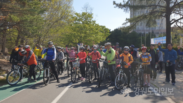 ▲ 2019 속초자전거 대행진이 지난 20일 영랑호 일원에서 열려 참가자들이 출발전 파이팅을 하고 있다.