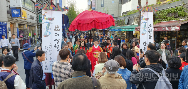 ▲ 영월문화재단(이사장 최명서 군수)은 지난 20일 서울 인사동에서 제53회 단종문화제 거리 홍보를 했다.