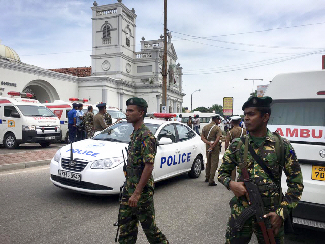 ▲ 부활절인 21일 스리랑카 수도 콜롬보의 한 교회에서 폭발이 발생한 직후 군인들이 출동해 주변을 지키고 있다. 외신은 이날 스리랑카의 교회와 호텔에서 잇따라 폭발이 발생, 최소 40여명이 숨지고 280명이 다쳤다고 전했다.