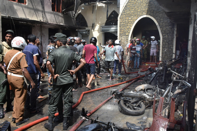 ▲ epa07518955 Locals and police gather at the Secon church Batticalova central road in Colombo, Sri Lanka, 21 April 2019. According to the news reports at least 138 people killed and over 400 injured in a series of blasts during the Easter Sunday service at St Anthony&lsquo;s Church in Kochchikade, Shangri-La Hotel and Kingsbury Hotel with many more places.  EPA/M.A. PUSHPA KUMARA