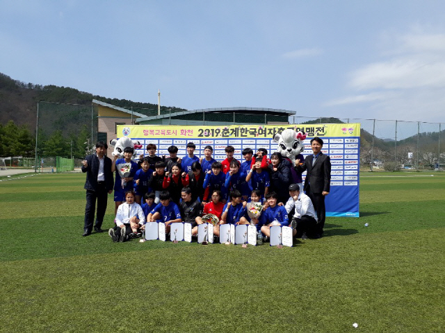 ▲ 화천정보산업고가 최근 화천에서 열린 2019 춘계한국여자축구연맹전에서 준우승을 차지했다.