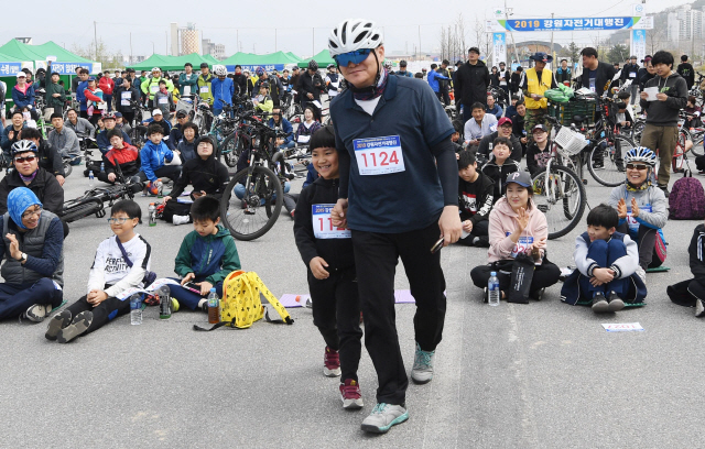 ▲ 강원자전거대행진이 20일 춘천 봄내체육관에서 열린 가운데 코스를 완주하고 도착한 참가자들이 경품추첨행사를 갖고 있다.