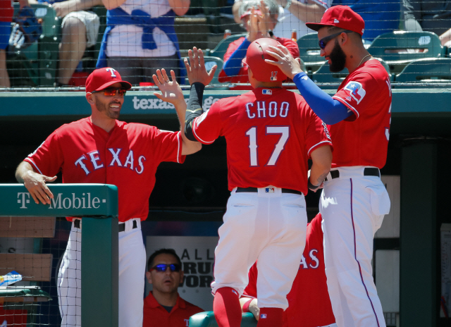▲ Apr 21, 2019; Arlington, TX, USA; Texas Rangers right fielder Shin-Soo Choo (17) is greeted at the dugout by manager Chris Woodward (8) and right fielder Nomar Mazara (30) after scoring against the Houston Astros during the first inning at Globe Life Park in Arlington. Mandatory Credit: Ray Carlin-USA TODAY Sports