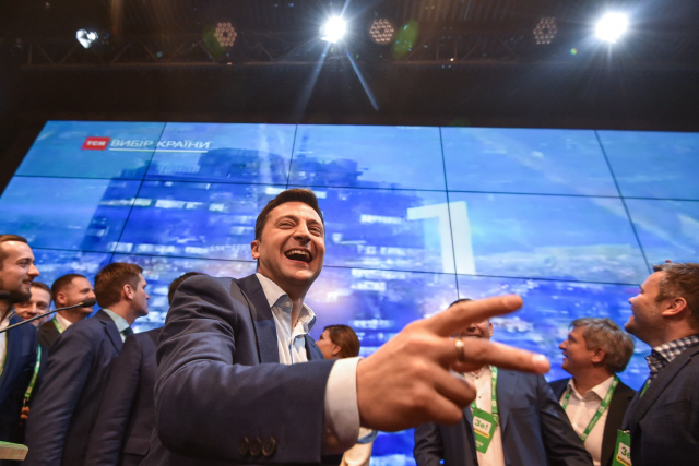 ▲ Ukrainian comedian and presidential candidate Volodymyr Zelensky reacts after the announcement of the first exit poll results in the second round of Ukraine&lsquo;s presidential election at his campaign headquarters in Kiev on April 21, 2019. (Photo by Genya SAVILOV / AFP)