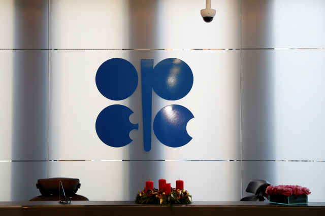 ▲ FILE PHOTO: The logo of the Organization of the Petroleum Exporting Countries (OPEC) is seen inside their headquarters in Vienna, Austria December 7, 2018. REUTERS/Leonhard Foeger/File Photo



<All rights reserved by Yonhap News Agency>