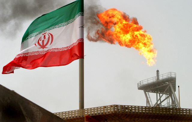 ▲ FILE PHOTO: A gas flare on an oil production platform in the Soroush oil fields is seen alongside an Iranian flag in the Gulf July 25, 2005. REUTERS/Raheb Homavandi/File Photo/File Photo



<All rights reserved by Yonhap News Agency>