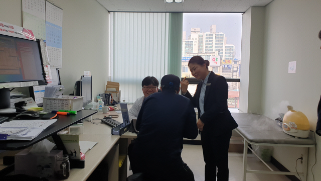 ▲ 춘천 강원대병원을 내방한 청각장애인이 수어통역사의 도움을 받으며 진료를 받고 있다.