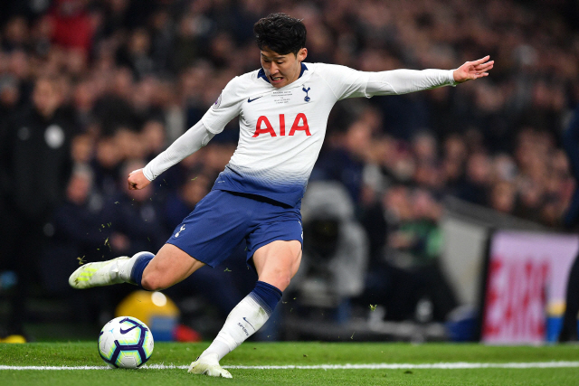 ▲ Tottenham Hotspur&lsquo;s South Korean striker Son Heung-Min crosses the ball during the English Premier League football match between Tottenham Hotspur and Crystal Palace at Tottenham Hotspur Stadium in London, on April 3, 2019. (Photo by Daniel LEAL-OLIVAS / AFP) / RESTRICTED TO EDITORIAL USE. No use with unauthorized audio, video, data, fixture lists, club/league logos or &rsquo;live&lsquo; services. Online in-match use limited to 120 images. An additional 40 images may be used in extra time. No video emulation. Social media in-match use limited to 120 images. An additional 40 images may be used in extra time. No use in betting publications, games or single club/league/player publications. /