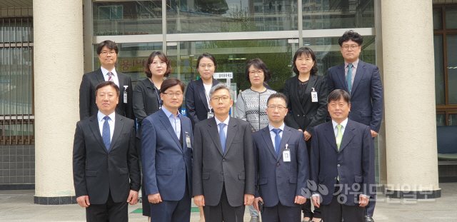 ▲ 이승훈 춘천지방법원장은 23일 홍천군법원과 등기소를 방문해 업무보고를 받고 직원들을 격려했다.