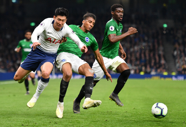 ▲ Tottenham Hotspur&lsquo;s South Korean striker Son Heung-Min (L) competes with Brighton&rsquo;s Brazilian midfielder Bernardo (C) and Brighton&lsquo;s Ivorian midfielder Yves Bissouma during the English Premier League football match between Tottenham Hotspur and Brighton and Hove Albion at the Tottenham Hotspur Stadium in London, on April 23, 2019. (Photo by Daniel LEAL-OLIVAS / AFP) / RESTRICTED TO EDITORIAL USE. No use with unauthorized audio, video, data, fixture lists, club/league logos or &rsquo;live&lsquo; services. Online in-match use limited to 120 images. An additional 40 images may be used in extra time. No video emulation. Social media in-match use limited to 120 images. An additional 40 images may be used in extra time. No use in betting publications, games or single club/league/player publications.