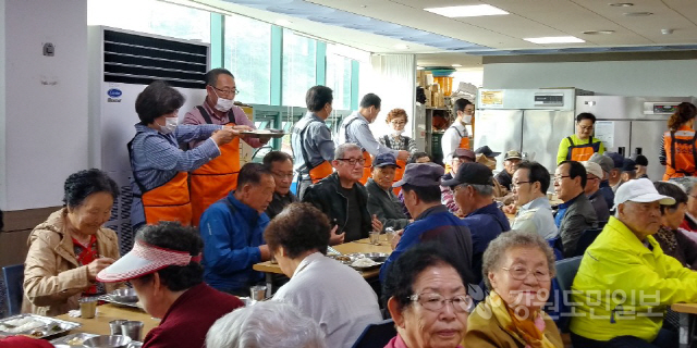 ▲ 삼척시의회는 24일 시종합사회복지관 경로식당에서 급식봉사를 했다.
