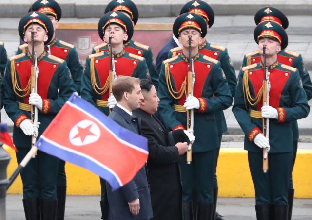 ▲ 김정은 북한 국무위원장이 24일 오후 블라디보스토크역에 도착한 뒤 러시아군 의장대를 사열하고 있다.  연합뉴스
