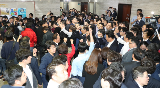 ▲ 25일 밤 국회 사법개혁특위 개의를 저지한 자유한국당 의원, 보좌진이 구호를 외치고 있다. 2019.4.25