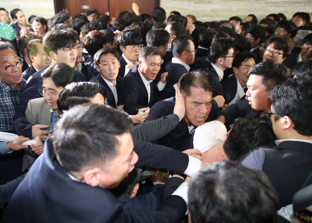 ▲ 자유한국당 의원과 보좌관들이 25일 국회 의안과 진입을 시도하다 국회 관계자들과 몸싸움을 벌이고 있다. 2019.4.25