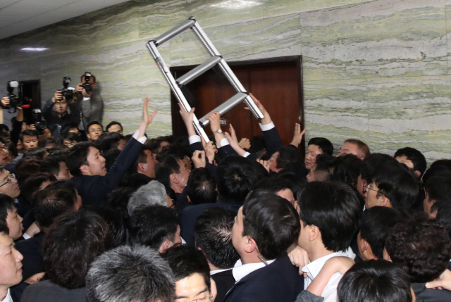 ▲ 자유한국당 의원과 보좌관들이 25일 국회 의안과 진입을 시도하다 국회 관계자들과 몸싸움을 벌이고 있다. 2019.4.25