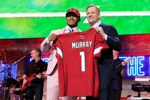 ▲ NASHVILLE, TENNESSEE - APRIL 25: Kyler Murray Oklahoma poses with NFL Commissioner Roger Goodell after he was picked #1 overall by the Arizona Cardinals during the first round of the 2019 NFL Draft on April 25, 2019 in Nashville, Tennessee.   Andy Lyons/Getty Images/AFP