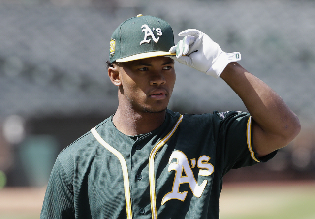 ▲ FILE - In this June 15, 2018, file photo, Oakland Athletics draft pick Kyler Murray looks on before a baseball game between the Athletics and the Los Angeles Angels, in Oakland, Calif. Murray&lsquo;s locker remained empty on Monday, Feb. 11, 2019, in the spring training clubhouse of the Oakland Athletics, who say they are uncertain when or if the Heisman Trophy winner will report to the baseball team he signed with last summer. Billy Beane, Oakland&rsquo;s executive vice president of baseball operation, said talks are continuing with Murray, who may drop baseball to pursue an NFL career. (AP Photo/Jeff Chiu, File)