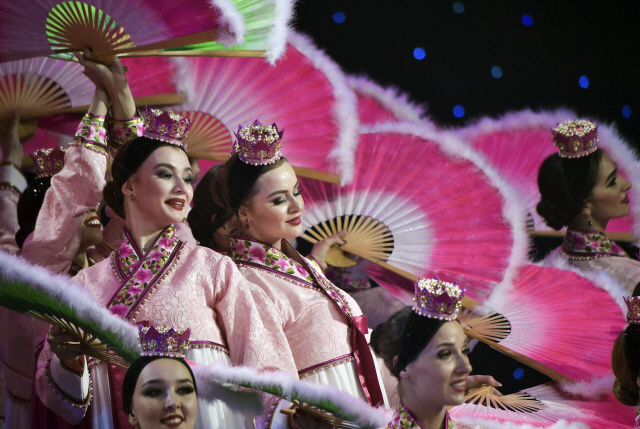 ▲ Artists perform during a reception after talks between Russian President Vladimir Putin and North Korean leader Kim Jong Un at the Far Eastern Federal University campus on Russky Island in Vladivostok, Russia, Thursday, April 25, 2019. President Vladimir Putin says after talks with North Korean leader Kim Jong Un that Pyongyang is ready to proceed toward denuclearization, but that it needs serious security guarantees to do so. (Alexei Nikolsky, Sputnik, Kremlin Pool Photo via AP)