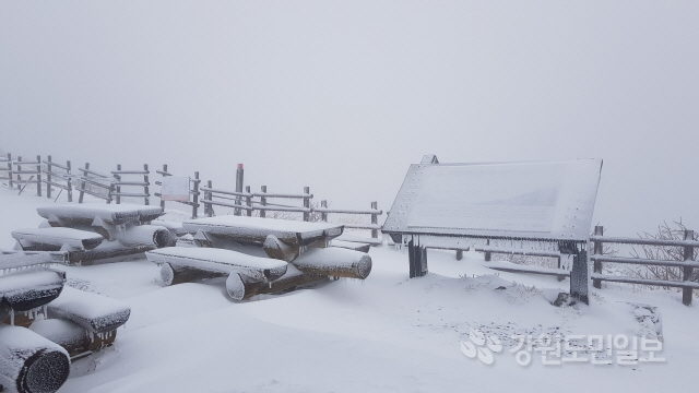 ▲ 26일 강원도 전역에 비가 내린 가운데 설악산 고지대에는 오후 4시 현재 10㎝의 눈이 내렸다.사진은 눈 쌓인 설악산 중청대피소 모습.