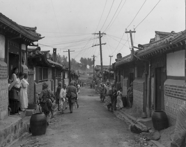 ▲ 1950년 9월 유엔군들이 서울 종로 한옥마을에서 인민군 잔당을 쫓고 있다.