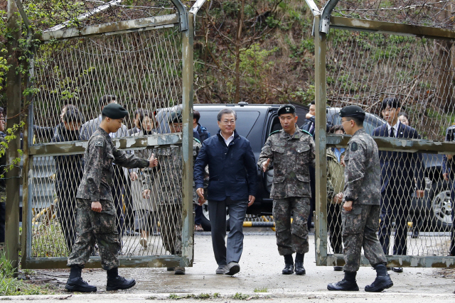 ▲ 문재인 대통령이 26일 오후 고성군 DMZ 평화의 길에 도착해 입장하고 있다.