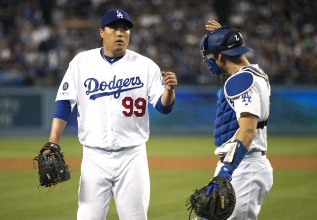 ▲ LOS ANGELES, CA, USA, APRIL 26: Los Angeles Dodgers starting pitcher Hyun-Jin &#10;Ryu, left, is congratulated by catcher Austin Barnes after finishing up the seventh inning of MLB game against the Pittsburgh Pirates at the Dodger Stadium in Los Angeles, California, USA on April 26, 2019. Photographer: Kyusung Gong/PENTA PRESS***** SOUTH KOREA USE ONLY *****&#10;야구, 메이저리그 베이스볼, LA 다저스, 다저 스타디움, 피츠버그 파이어리츠, 류현진