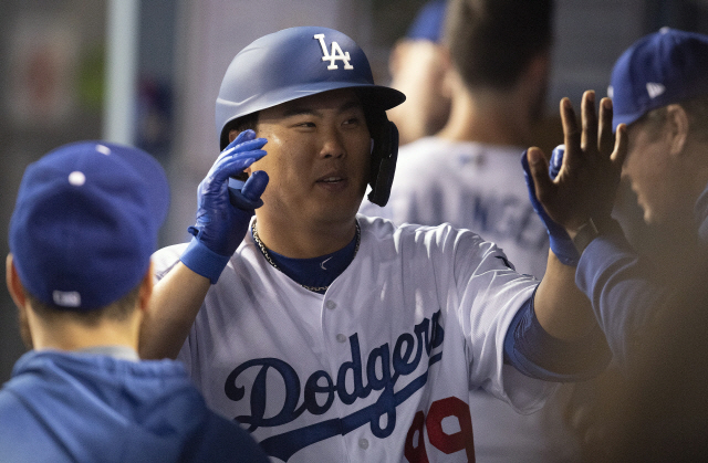 ▲ LOS ANGELES, CA, USA, APRIL 26: Los Angeles Dodgers‘ Hyun-Jin Ryu is greeted a&#10;t the dugout after successfully hit a sacrifice bunt in the fourth inning of an MLB game against the Pittsburgh Pirates at the Dodger Stadium in Los Angeles, California, USA on April 26, 2019. Photographer: Kyusung Gong/PENTA PRESS***** SOUTH KOREA USE ONLY *****&#10;야구, 메이저리그 베이스볼, LA 다저스, 다저 스타디움, 피츠버그 파이어리츠, 류현진