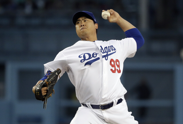 ▲ Los Angeles Dodgers starting pitcher Hyun-Jin Ryu throws to the Pittsburgh Pirates during the second inning of a baseball game Friday, April 26, 2019, in Los Angeles. (AP Photo/Marcio Jose Sanchez)
