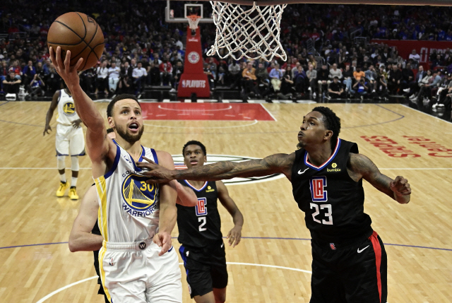 ▲ Golden State Warriors guard Stephen Curry, left, shoots as Los Angeles Clippers guard Lou Williams defends during the second half in Game 6 of a first-round NBA basketball playoff series Friday, April 26, 2019, in Los Angeles. The Warriors won 129-110. (AP Photo/Mark J. Terrill)