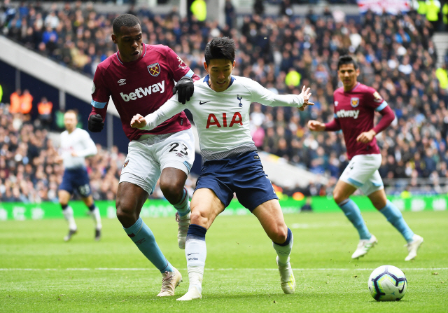 ▲ epa07531878 Tottenham&lsquo;s Son Heung-min (C) in action against West Ham&rsquo;s Issa Diop (L) during the English Premier League soccer match between Tottenham Hotspur and West Ham United at the Tottenham Hotspur Stadium in London, Britain, 27 April 2019.  EPA/ANDY RAIN EDITORIAL USE ONLY. No use with unauthorized audio, video, data, fixture lists, club/league logos or &lsquo;live&rsquo; services. Online in-match use limited to 120 images, no video emulation. No use in betting, games or single club/league/player publications.