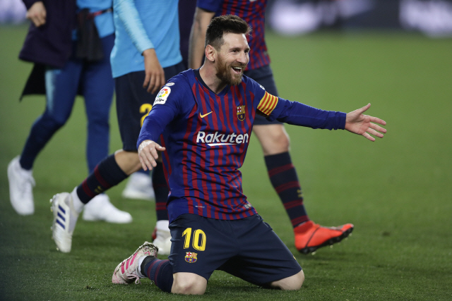 ▲ Barcelona forward Lionel Messi celebrates winning the Spanish League title, at the end of the Spanish La Liga soccer match between FC Barcelona and Levante at the Camp Nou stadium in Barcelona, Spain, Saturday, April 27, 2019. Barcelona clinched the Spanish La Liga title, with three matches to spare, after it defeated Levante 1-0. (AP Photo/Manu Fernandez)
