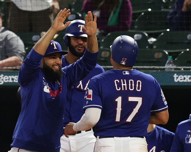 ▲ ARLINGTON, TEXAS - APRIL 17: Rougned Odor #12 greets Shin-Soo Choo #17 of the Texas Rangers in the dugout after Choo scored in the fifth inning against the Los Angeles Angels at Globe Life Park in Arlington on April 17, 2019 in Arlington, Texas.   Richard Rodriguez/Getty Images/AFP