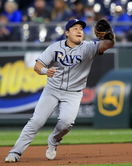 ▲ Tampa Bay Rays first baseman Ji-Man Choi fields a ball hit by Kansas City Roya
ls&lsquo; Alex Gordon during the first inning of a baseball game at Kauffman Stadium in Kansas City, Mo., Monday, April 29, 2019. Gordon was out at first base on the play. (AP Photo/Orlin Wagner)