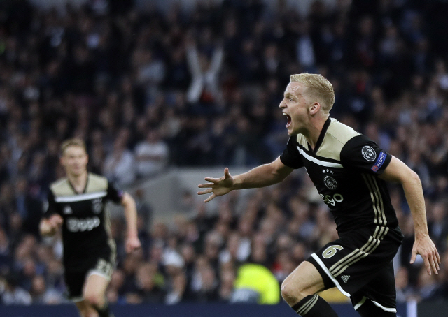 ▲ Ajax‘s Donny van de Beek celebrates after scoring his side’s opening goal during the Champions League semifinal first leg soccer match between Tottenham Hotspur and Ajax at the Tottenham Hotspur stadium in London, Tuesday, April 30, 2019. (AP Photo/Kirsty Wigglesworth)&#10;&#10;&#10;&#10;<All rights reserved by Yonhap News Agency>