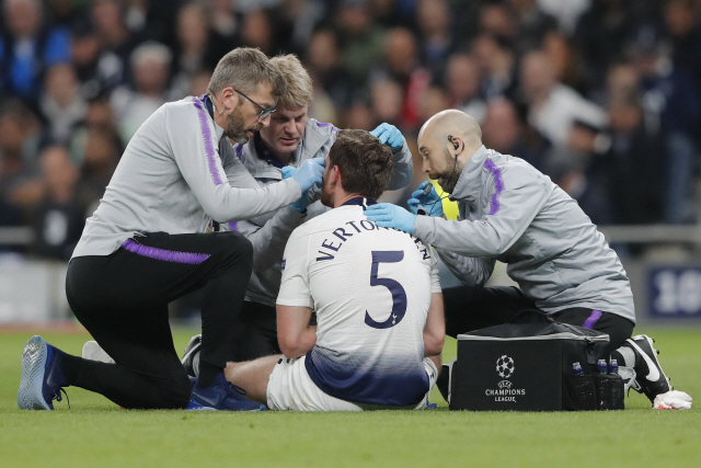 ▲ Tottenham‘s Jan Vertonghen is treated for a head wound during the Champions League semifinal first leg soccer match between Tottenham Hotspur and Ajax at the Tottenham Hotspur stadium in London, Tuesday, April 30, 2019. (AP Photo/Frank Augstein)&#10;&#10;&#10;&#10;<All rights reserved by Yonhap News Agency>
