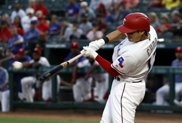 ▲ Texas Rangers&lsquo; Shin-Soo Choo singles to center field off a pitch from Pittsburgh Pirates starting pitcher Jordan Lyles (31) in the first inning of a baseball game in Arlington, Texas, Tuesday, April 30, 2019. (AP Photo/Tony Gutierrez)